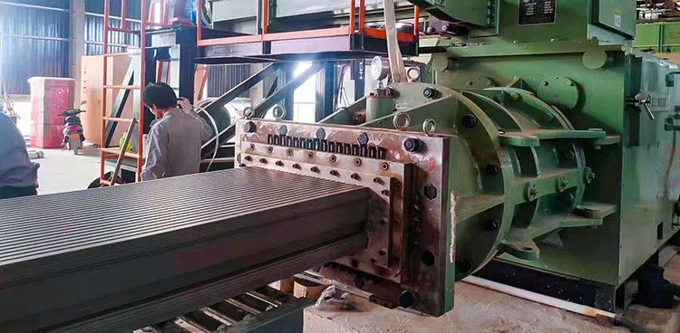Máquina de Fabricação de Tijolos Extrusora a Vácuo de Dois Estágios de Escala Média para Tijolos e Telhas de Argila 1