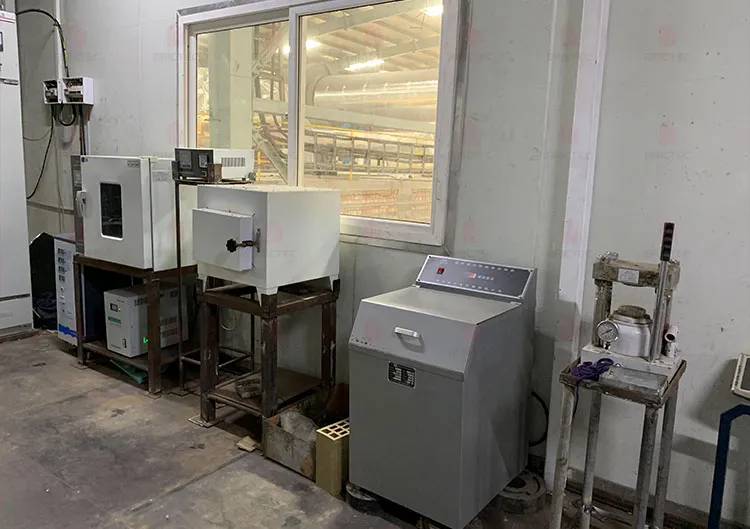 Extrusora experimental para ensaios de desempenho de produtos de argila 4